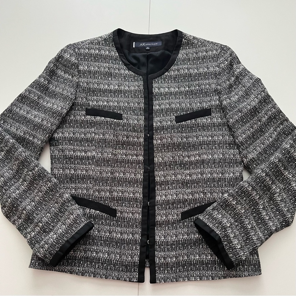 AK Anne Klein Fully Lined Black and White Tweed Blazer in Size 10